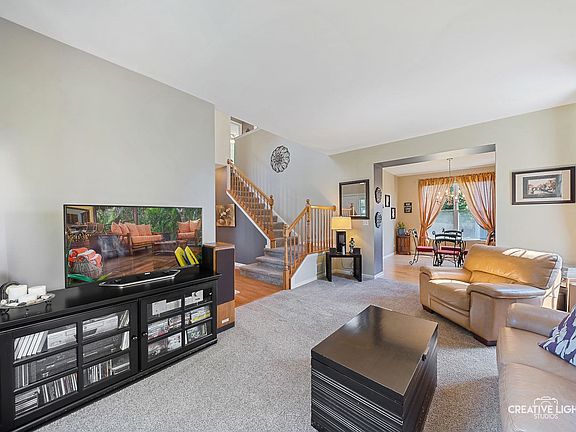 5th image of 242 Chatsworth Ave