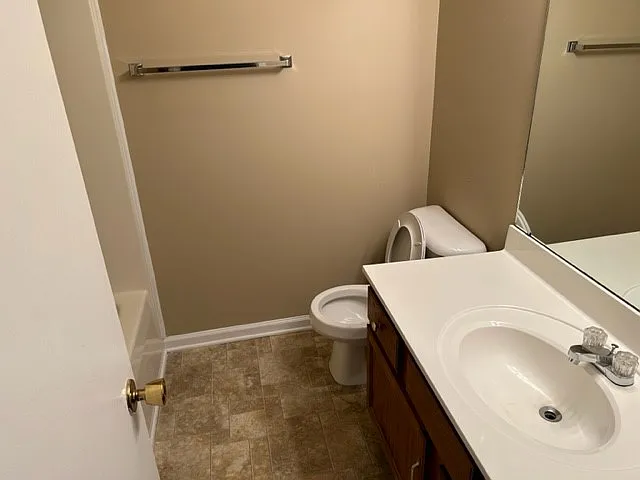 2 bed, 1.5 bath, 1000 sqft, $900 — Photo 3