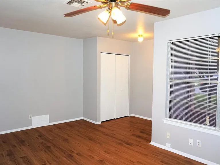 202 Brenda Dr — Photo 2
