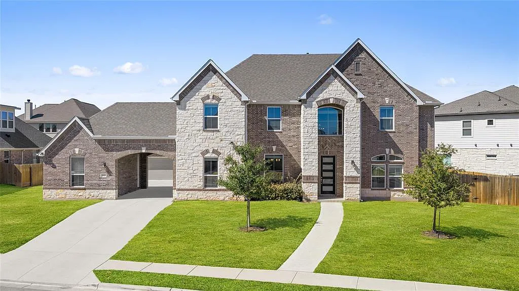 5 bed, 4.5 bath, 4689 sqft, $4,500 — Photo 1