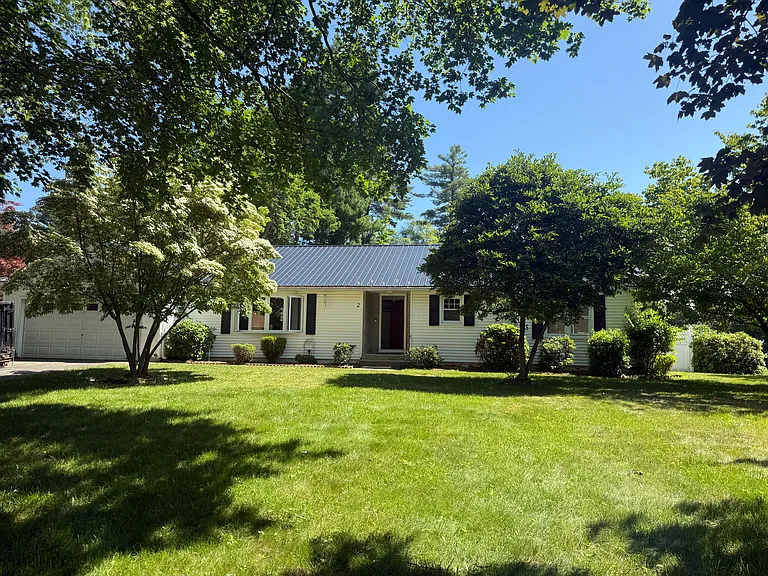2 Sherwood Dr — Photo 1