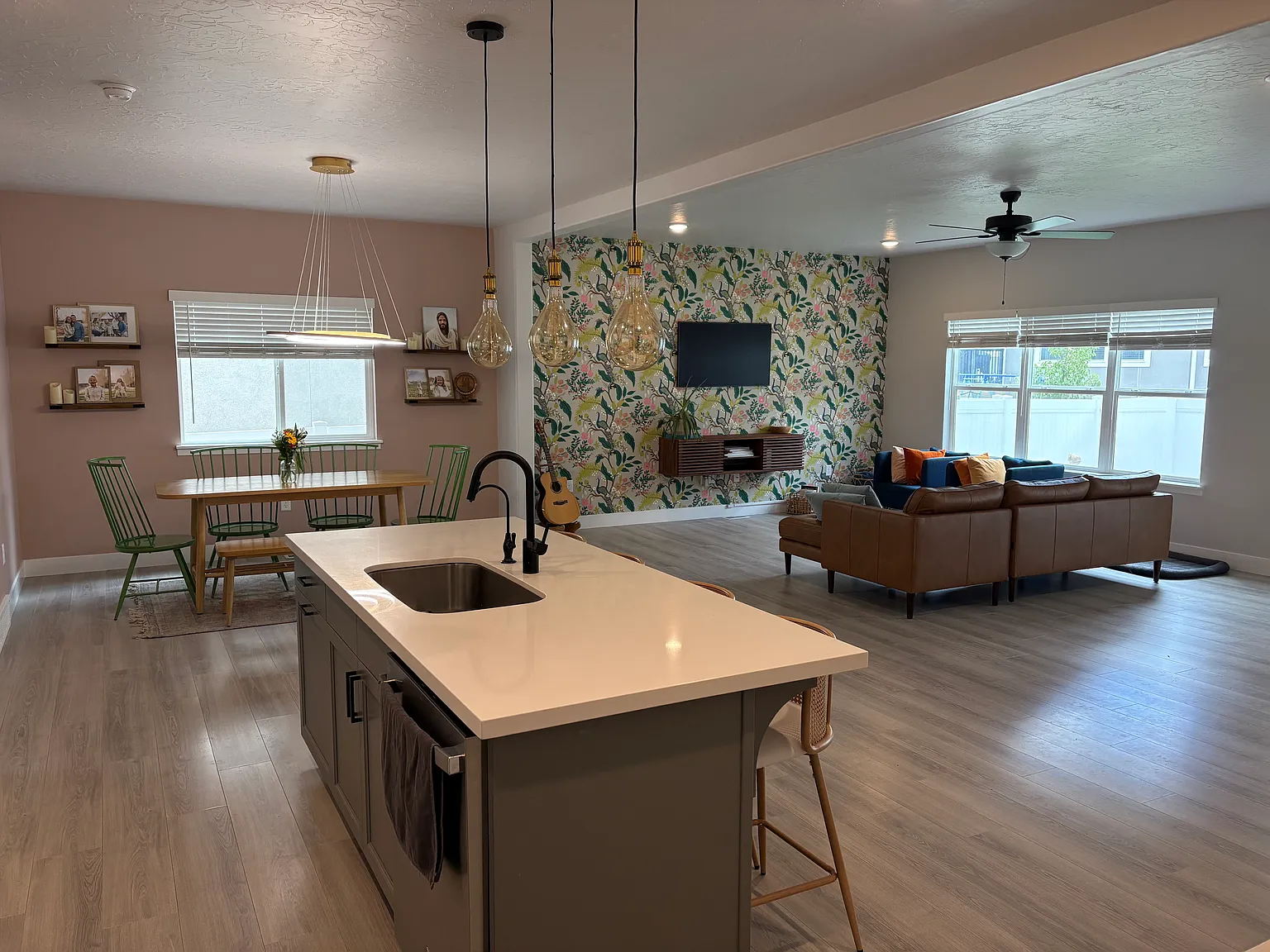 3 bed, 2.5 bath, 4080 sqft, $3,200 — Photo 2