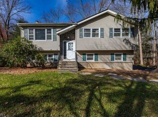 18 Linda Ln, Oak Ridge, NJ 07438