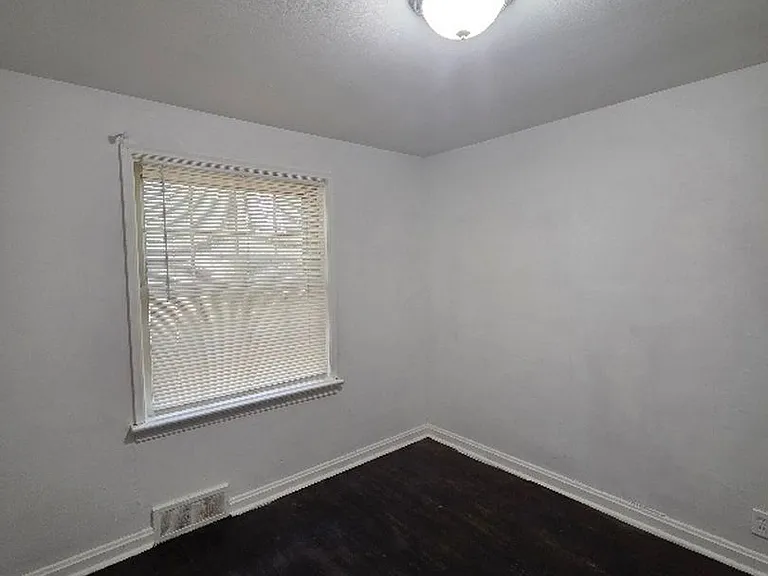 1816 N Hanley Rd — Photo 2