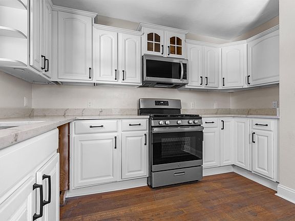 3rd image of 812 Jordan Pl