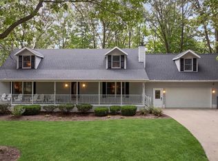 997 Singapore Dr, Saugatuck, MI 49453