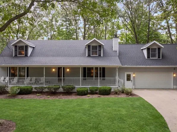 997 Singapore Dr, Saugatuck, MI 49453