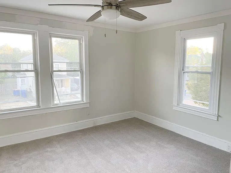 402 Howard St — Photo 9