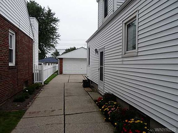 3rd image of 323 Parkhurst Blvd
