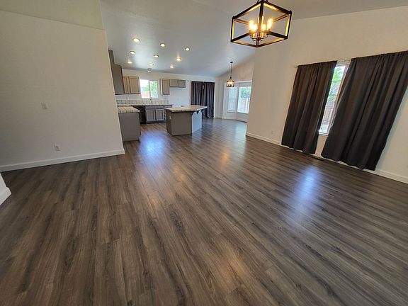 4th image of 1005 Mercedes Dr