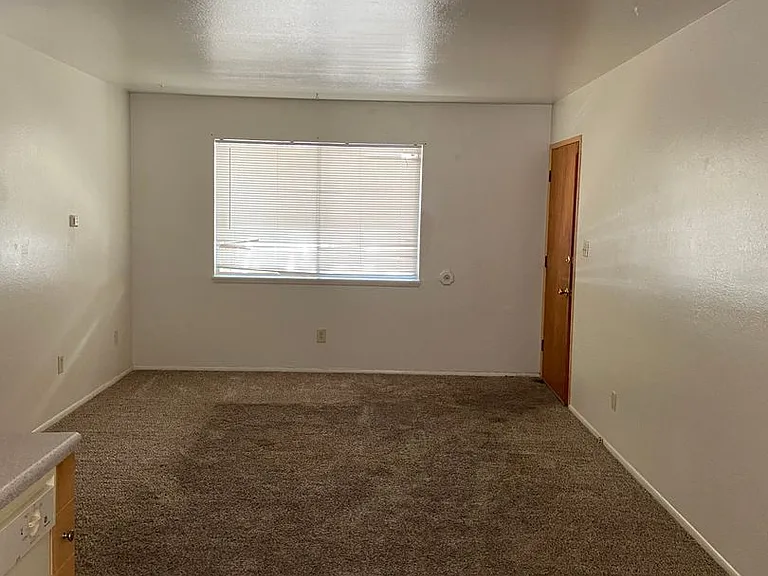 735 W 6th St — Photo 3