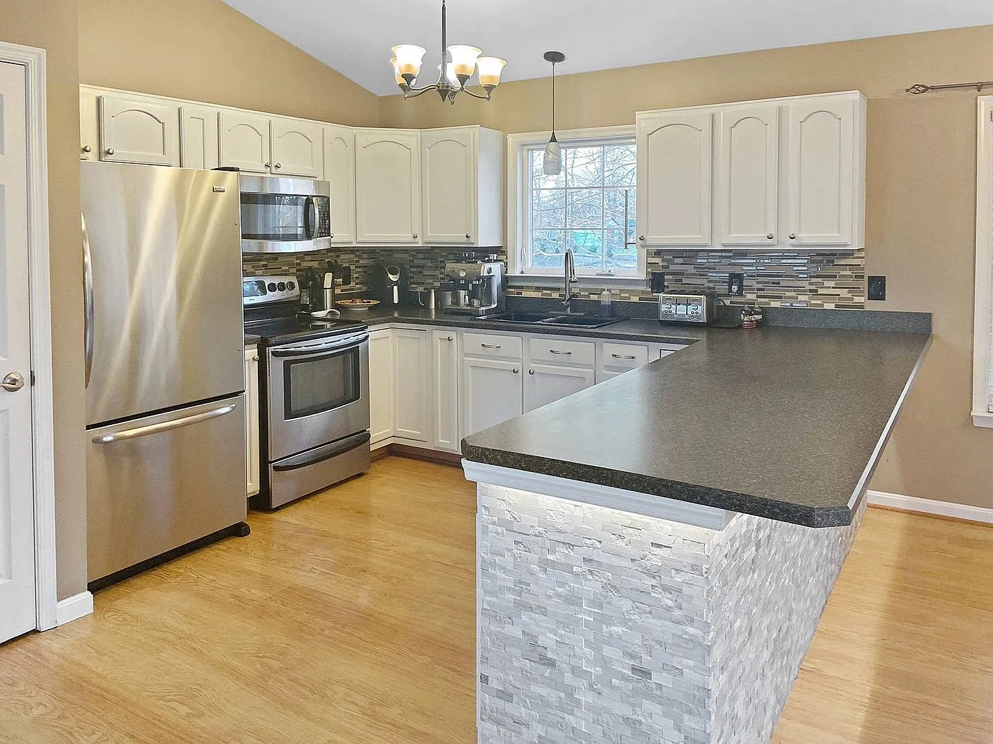 3 bed, 2.0 bath, 1132 sqft, $2,650 — Photo 2