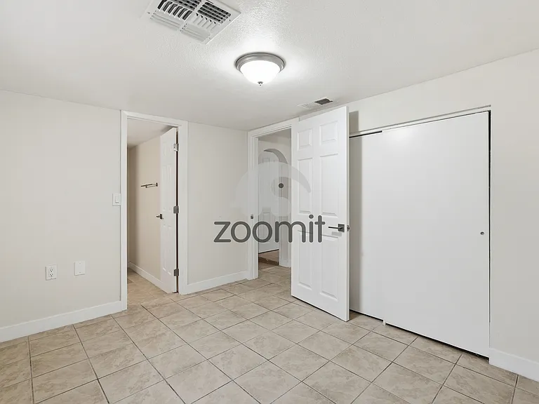920 E 4th St — Photo 12