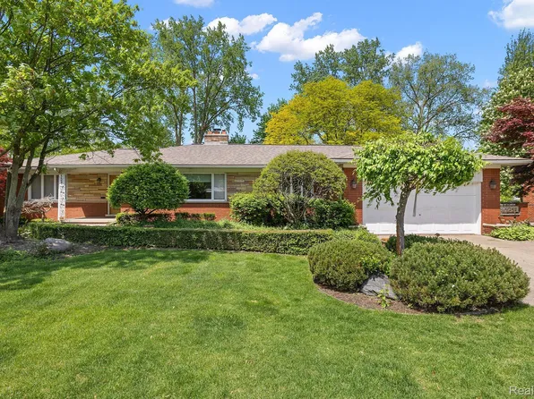 22241 Grossedale St, Saint Clair Shores, MI 48082