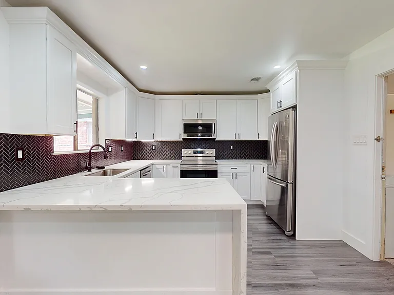 318 Renee Dr — Photo 10