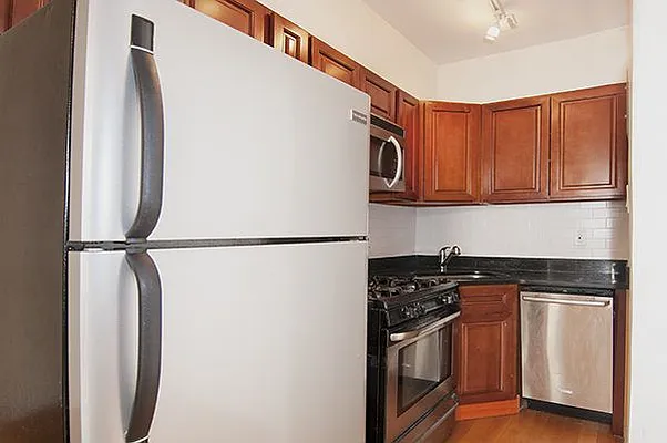 Rented by Perry Associates NYC Inc | media 9