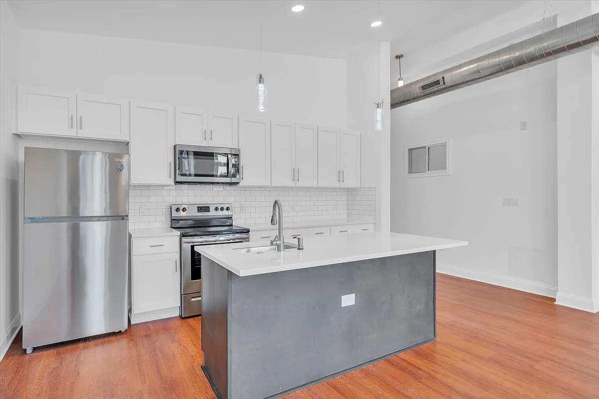 2 bed, 850 sqft, $2,300 — Photo 3