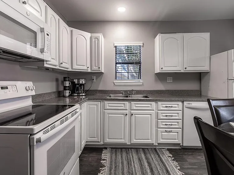120 W 8th St — Photo 11