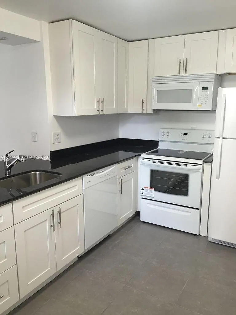 Monterey Condo Three — Photo 2