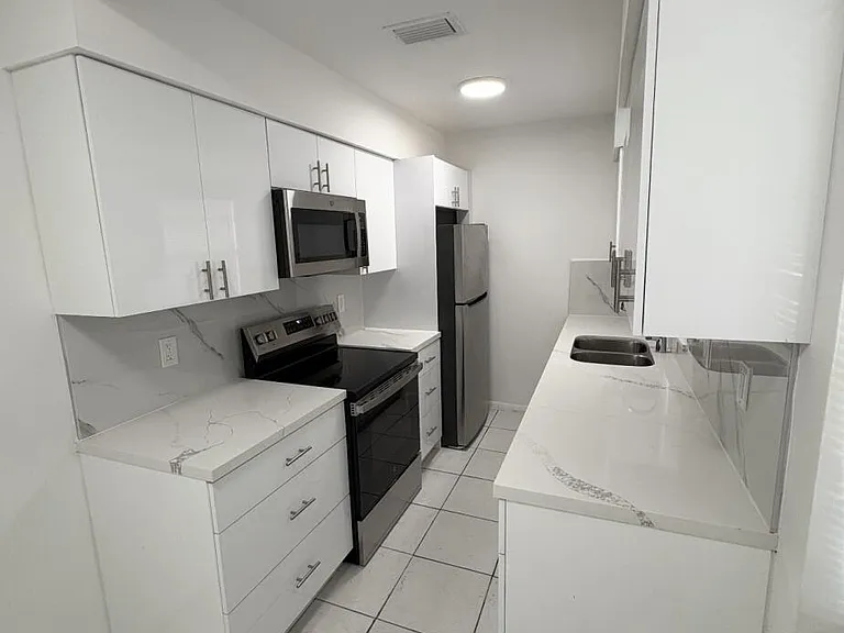 4031 NW 30th Ter — Photo 3