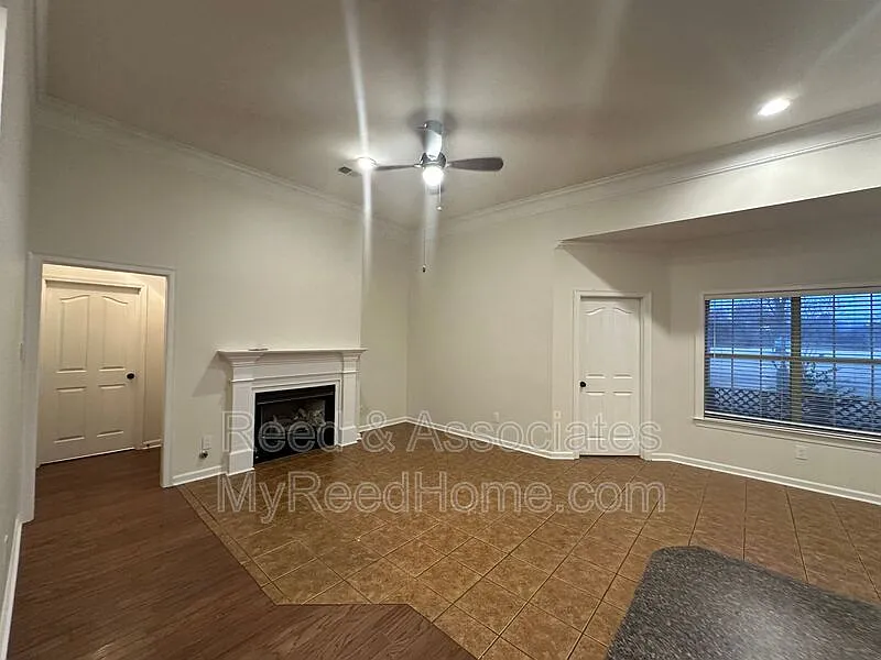 3 bed, 2.0 bath, 2368 sqft, $2,350 — Photo 2