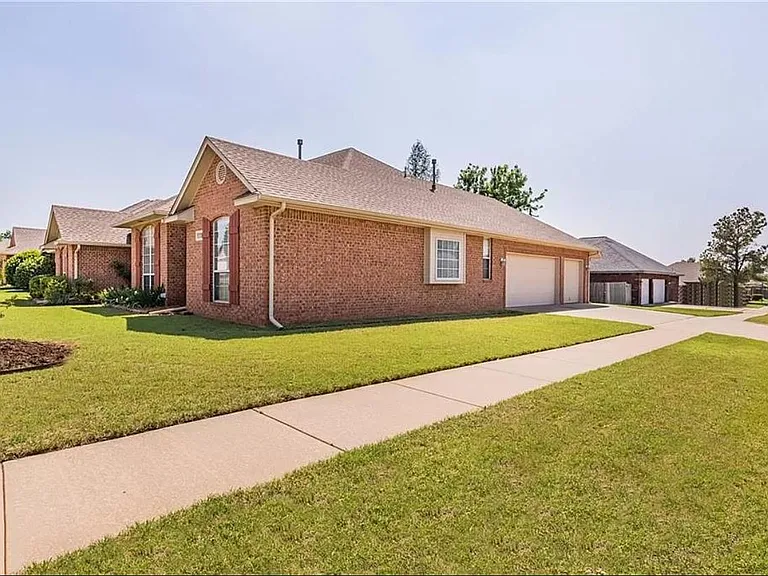 16009 Heather Ct — Photo 2