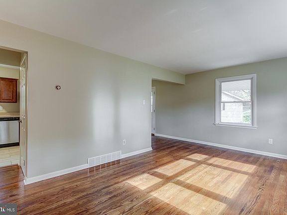 5th image of 585 Hammond Rd