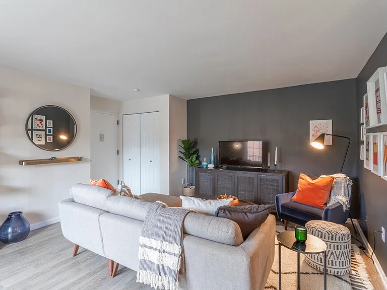 550 S Dupont Pkwy — Photo 13