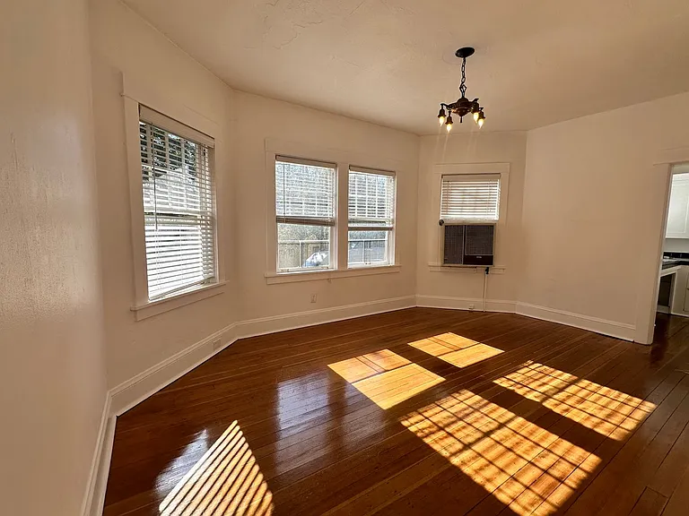 2129 SE 10th Ave — Photo 4
