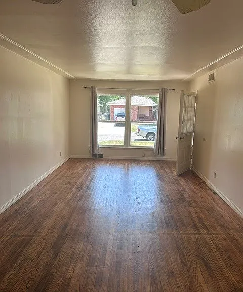 1421 N Sterling Ave — Photo 3