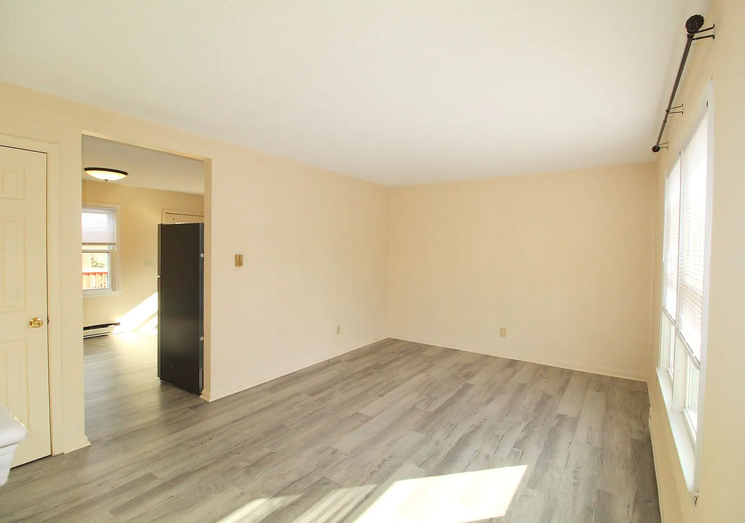 3 bedroom townhome in Timberville. Great backyard and conveniently located. — Photo 3