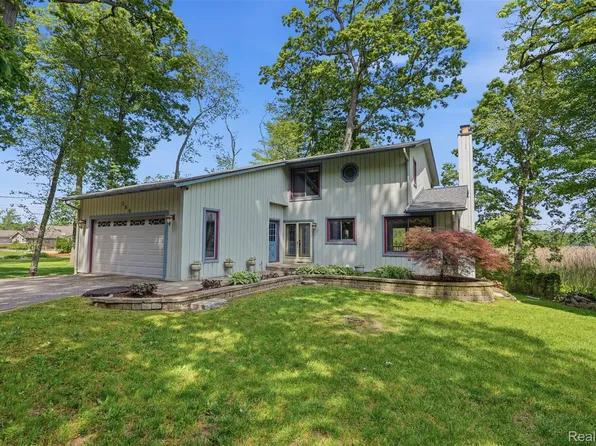 380 Sunset White, White Lake, MI 48383