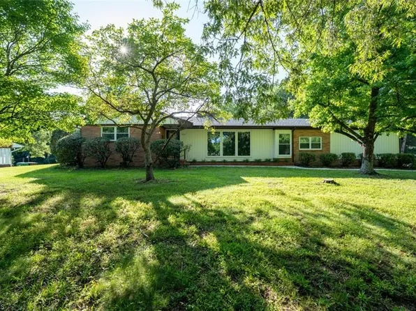 300 Pine Ridge Dr, High Point, NC 27262