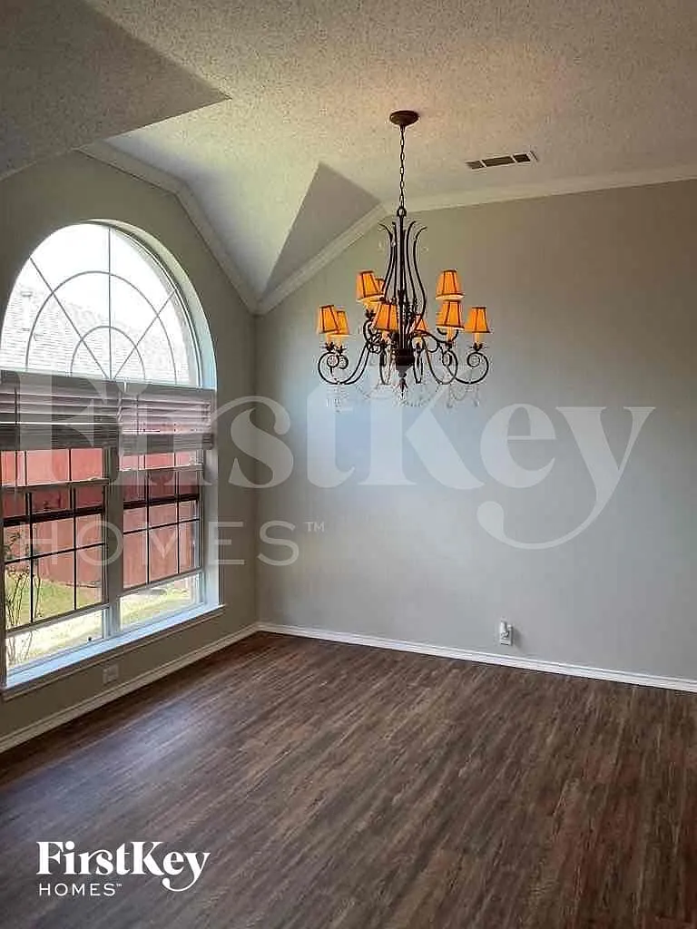 4 bed, 2.0 bath, 2069 sqft, $3,120 — Photo 3