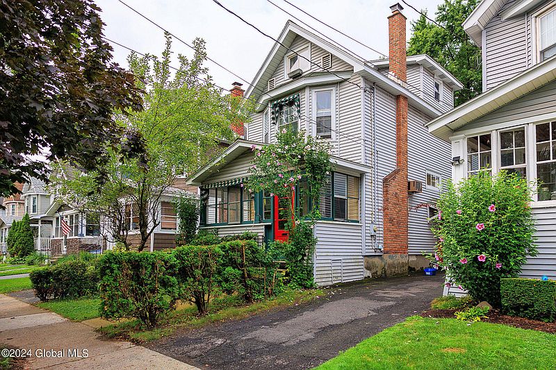 3rd image of 121 Grove Avenue