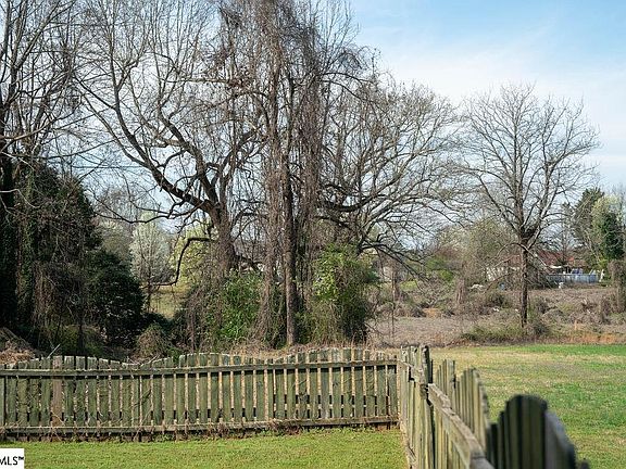 3rd image of 137 Skyview Cir