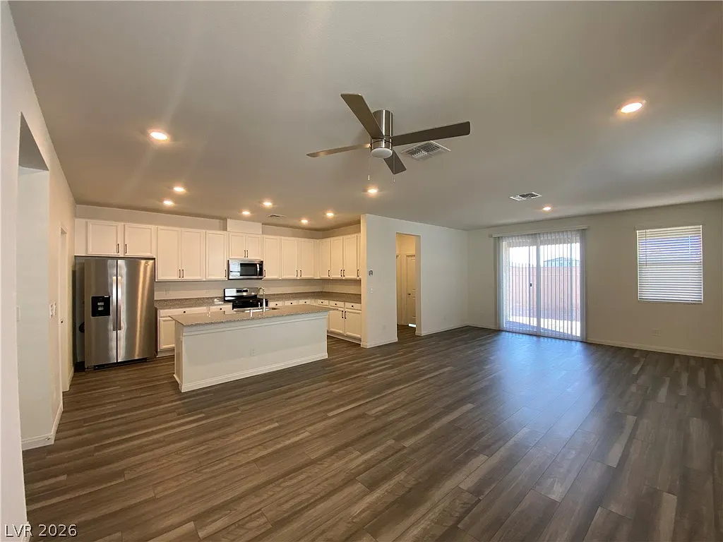 3 bed, 2.5 bath, 1909 sqft, $2,750 — Photo 3