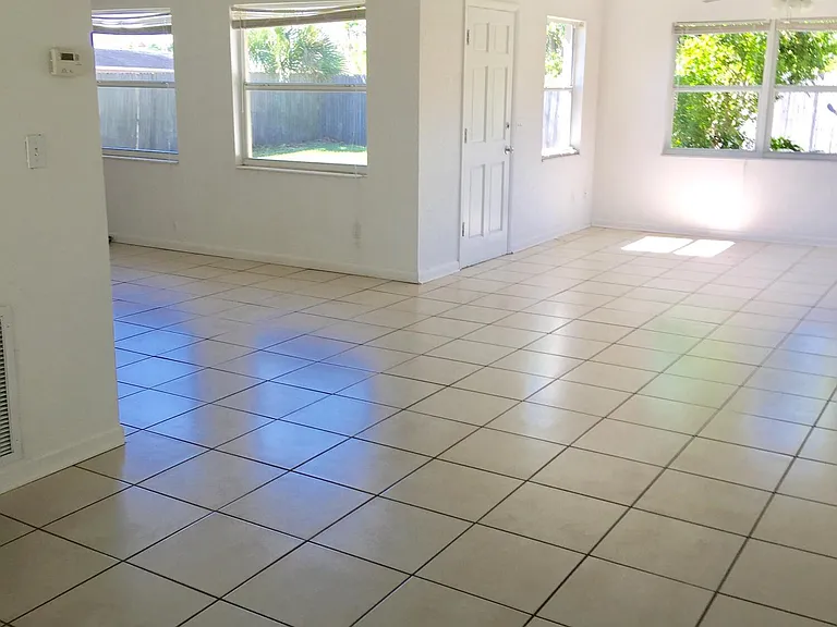 955 Martinique Dr — Photo 3