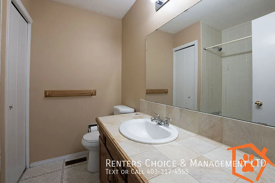 3 Bedroom Main Floor, Utilities Included, Bonus Incentive — Photo 3
