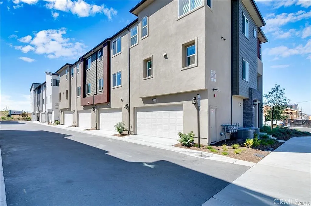 3 bed, 3.5 bath, 2064 sqft, $5,100 — Photo 2
