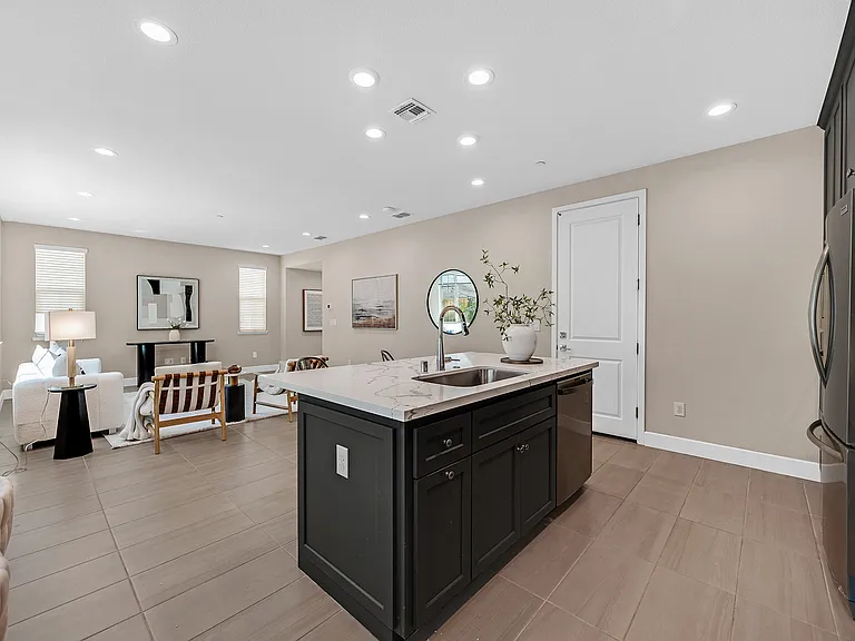 464 E Yarrow Pl — Photo 9