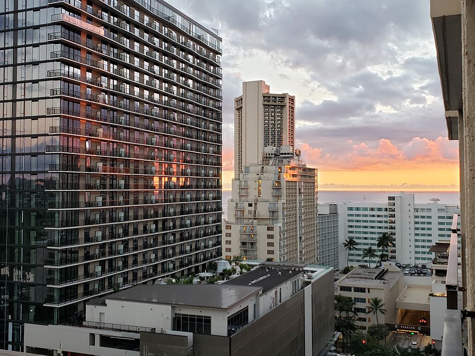 Enjoy nightly sunsets and Ocean view from the Lanai