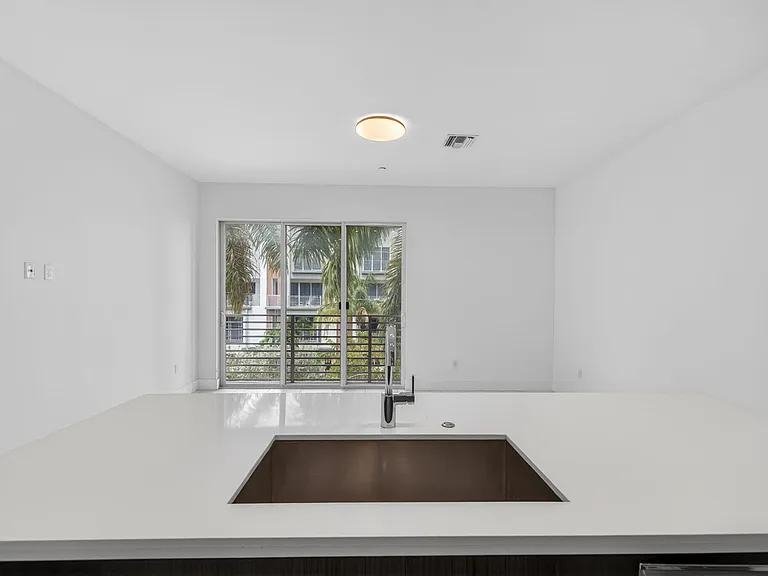 1044 NE 18th Ave #203 — Photo 13