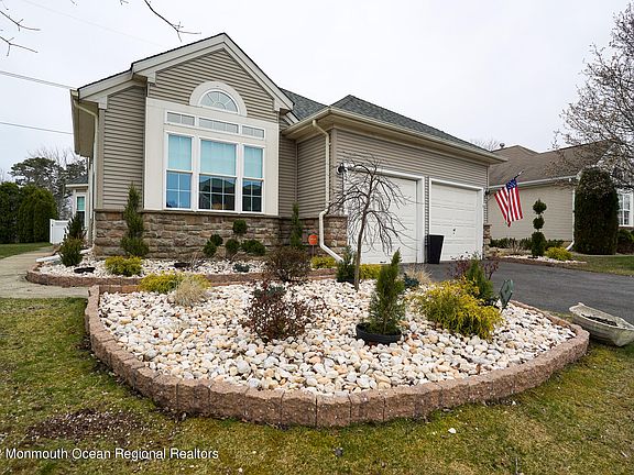 2nd image of 32 Devereux Drive