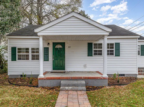 219 W Brocklyn St, Benson, NC 27504