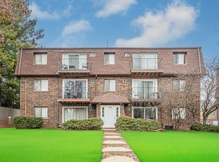 1225 Whispering Hills Ct APT 3B, Naperville, IL 60540