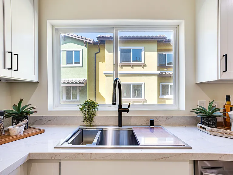 1012 S Mollison Ave — Photo 14