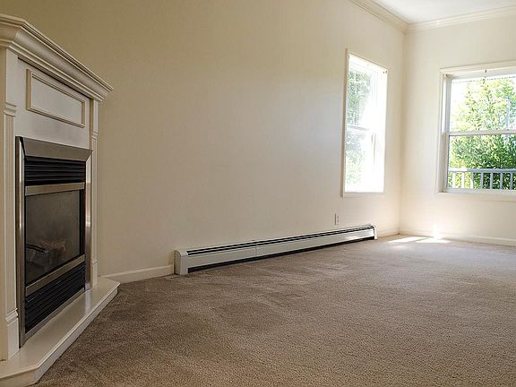 Living rm w gas fireplace