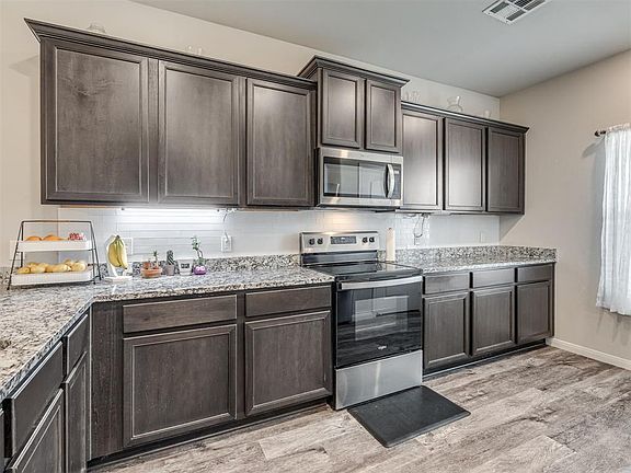 4th image of 705 Saint James Pl