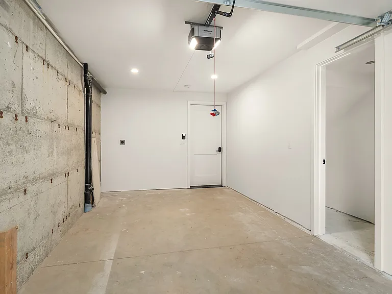 540 W Barrett St — Photo 16